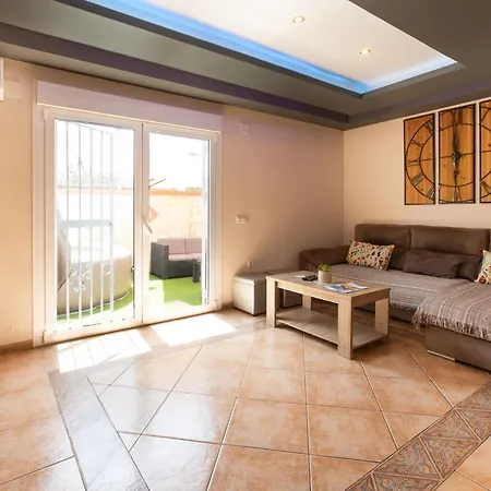 Town Center House With Jacuzzi Tatil Evi *