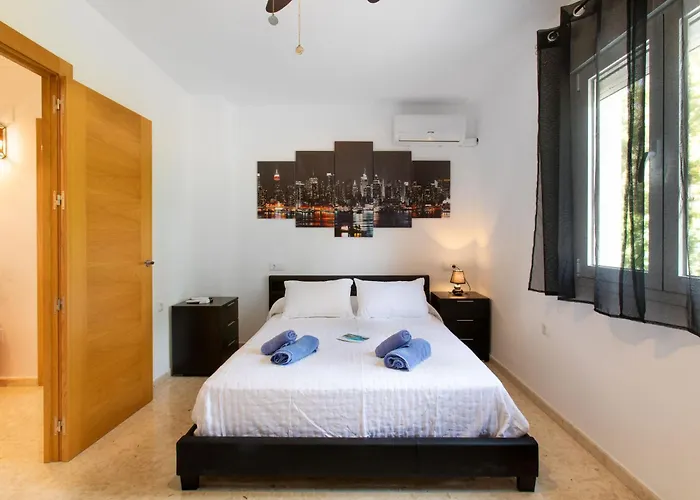 Hébergement de vacances Town Center House With Jacuzzi *