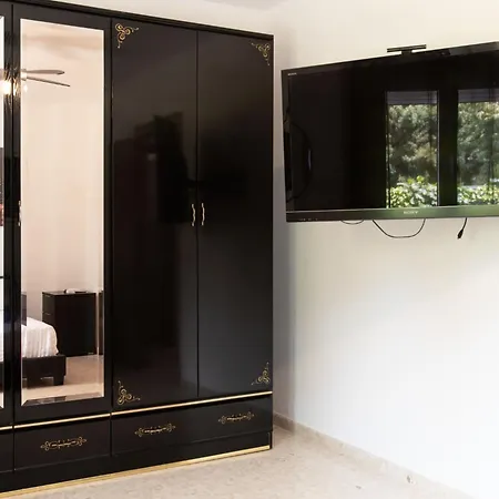 Semesterbostad Town Center House With Jacuzzi